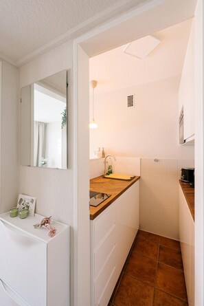 Fridge, microwave, stovetop, coffee/tea maker - Air Fair Apartment with Wi-Fi in Düsseldorf (Düsseldorf)