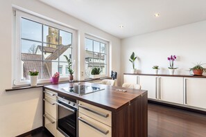 冷蔵庫、電子レンジ、オーブン、コンロ