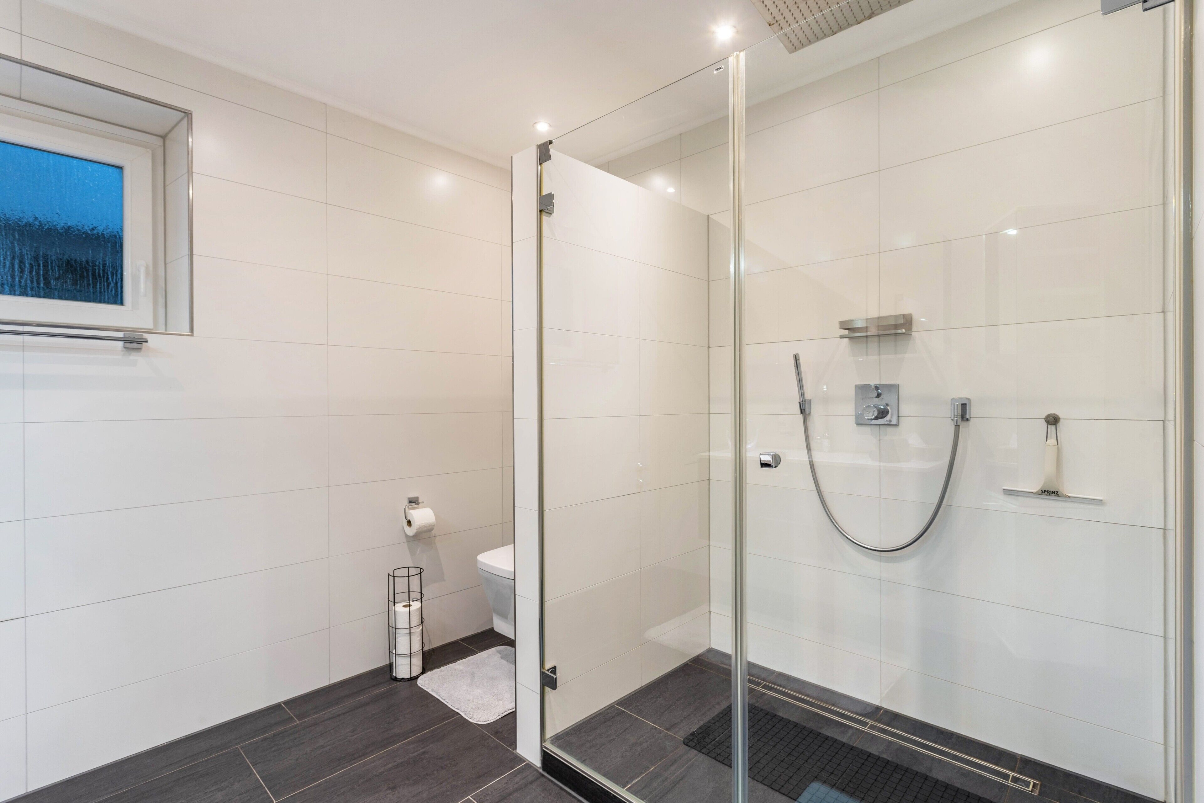 Douche, sèche-cheveux, serviettes fournies