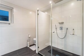 Een douche, een haardroger, handdoeken