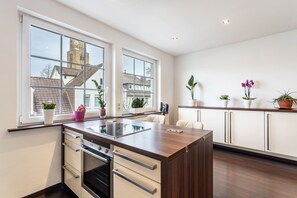 Jääkaappi, mikroaaltouuni, uuni, liesi