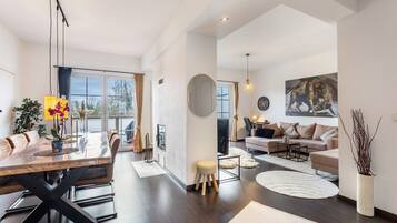 Televisión y chimenea