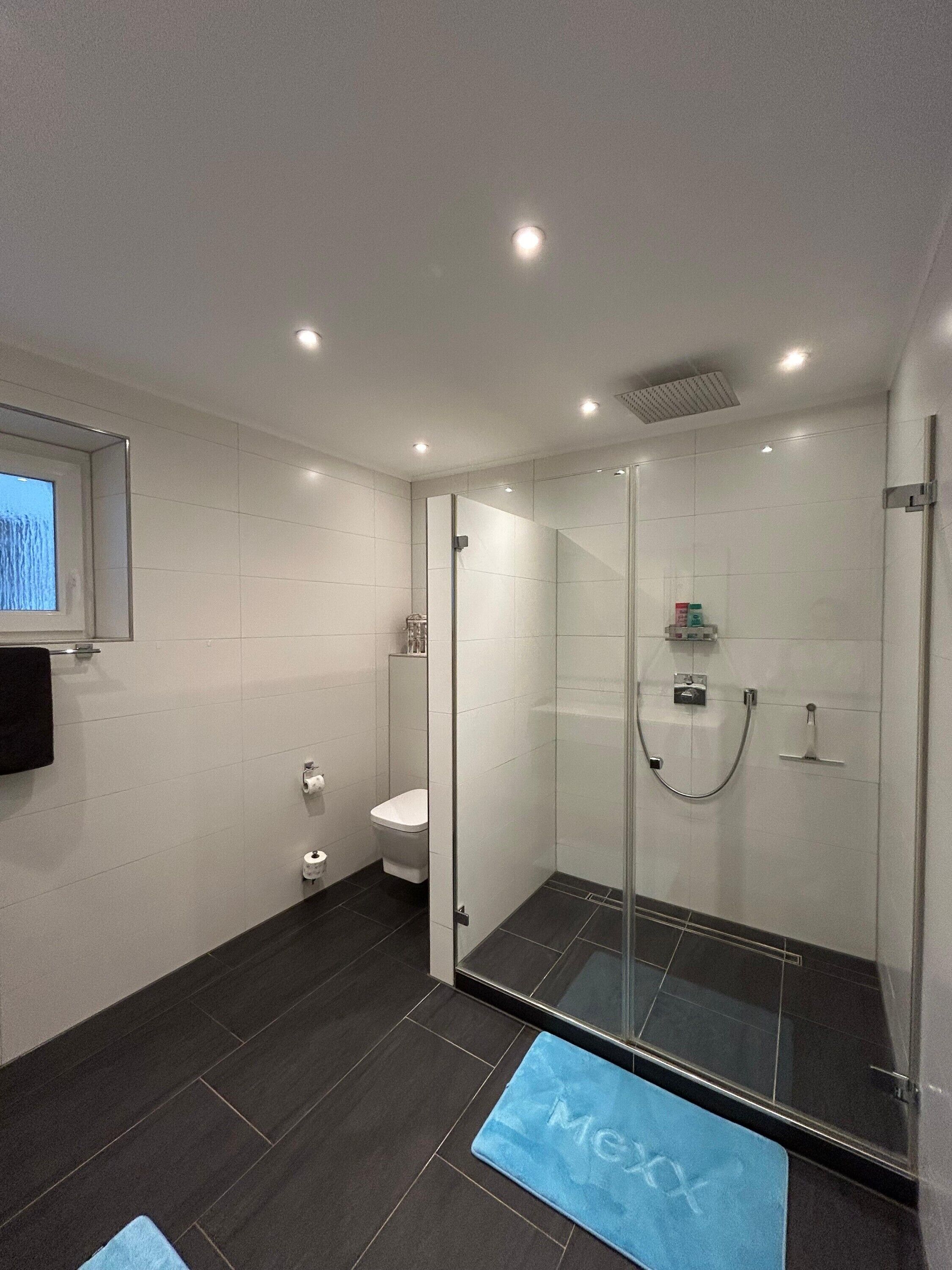 Een douche, een haardroger, handdoeken