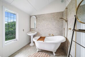 Shower, towels, soap, toilet paper - Secluded Beautifully Renovated Queenslander on 37 Acres + Stunning Views (North Deep Creek)