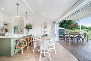 Outdoor dining - Secluded Beautifully Renovated Queenslander on 37 Acres + Stunning Views (North Deep Creek)
