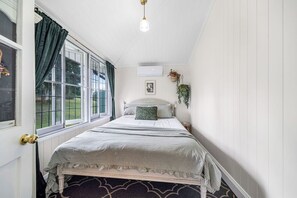 Internet, bed sheets - Secluded Beautifully Renovated Queenslander on 37 Acres + Stunning Views (North Deep Creek)