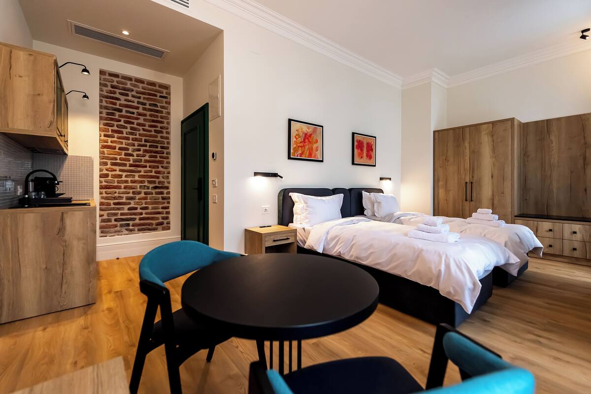Habitación con 2 camas individuales | Caja fuerte, escritorio, espacio para trabajar con un portátil