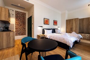 Twin Room | In-room safe, desk, laptop workspace, blackout curtains - Corvin Boutique Residence (Timișoara)