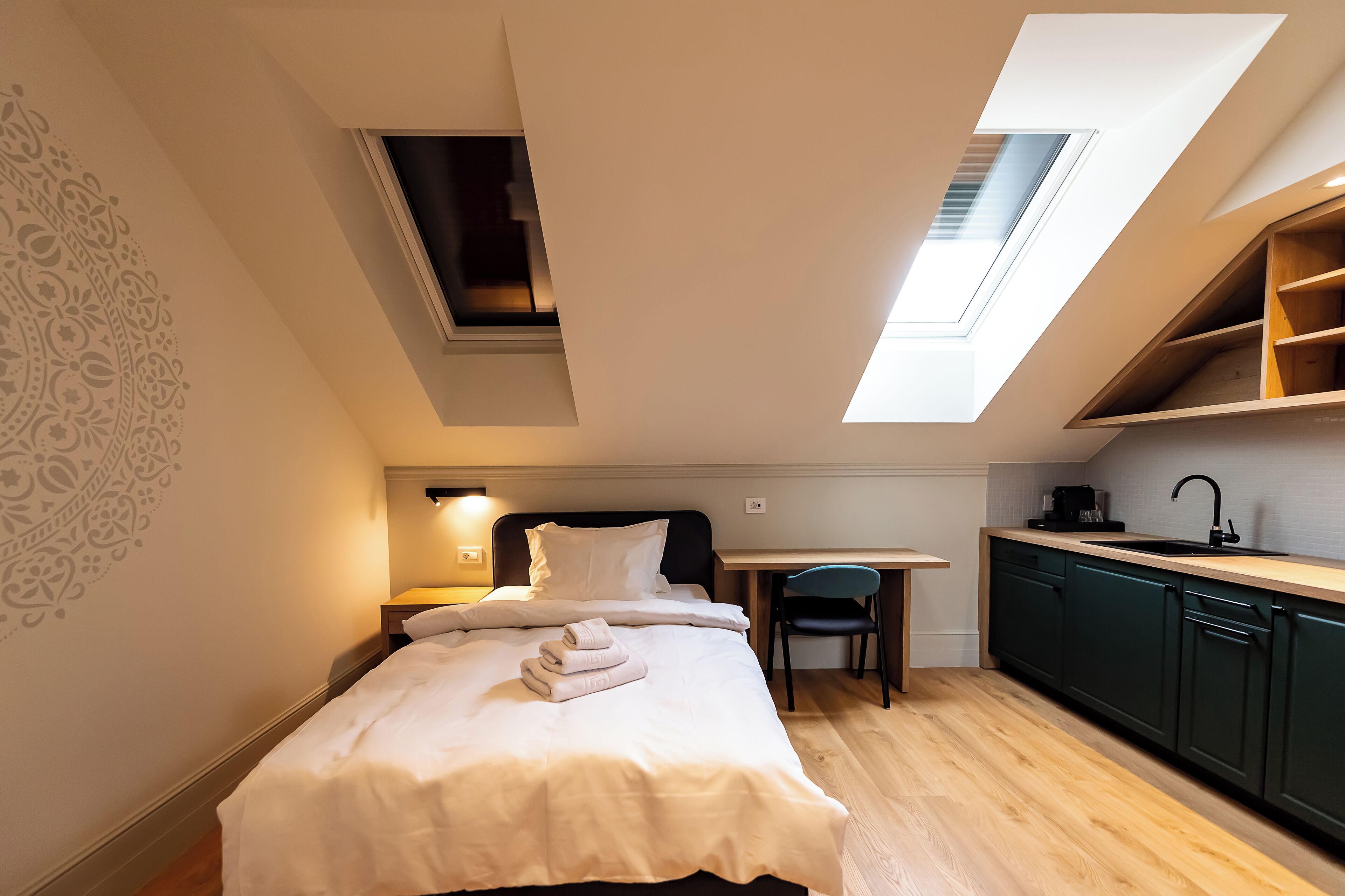 Single Room | In-room safe, desk, laptop workspace, blackout curtains