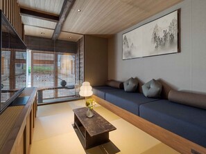 Traditional House, 4 Bedrooms, Kitchen, Garden View | Bahagian dalam