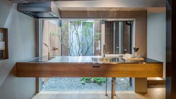 Traditional House, 4 Bedrooms, Kitchen, Garden View | Private kitchen | Fridge, microwave, stovetop, electric kettle