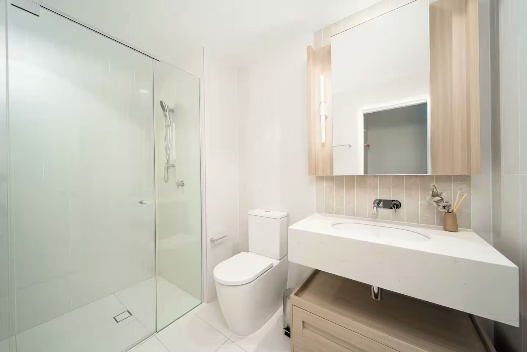 Secadora de cabello, toallas, jabón, papel de baño 