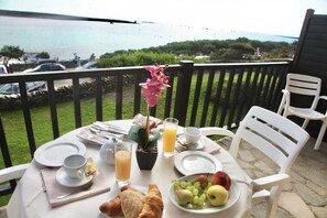 Outdoor dining - Charming 19 sq m studio apartment.It features a fully equipped kitchenette, a double bed or two single beds, and a private bathroom with shower, bidet, and hairdryer. The apartment also boasts an outdoor space with a sea view, a patio or terrace, and a t (Stintino)