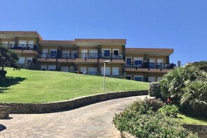 Exterior - Charming 19 sq m studio apartment.It features a fully equipped kitchenette, a double bed or two single beds, and a private bathroom with shower, bidet, and hairdryer. The apartment also boasts an outdoor space with a sea view, a patio or terrace, and a t (Stintino)