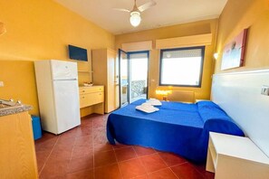 In-room safe, travel cot - Charming 19 sq m studio apartment.It features a fully equipped kitchenette, a double bed or two single beds, and a private bathroom with shower, bidet, and hairdryer. The apartment also boasts an outdoor space with a sea view, a patio or terrace, and a t (Stintino)