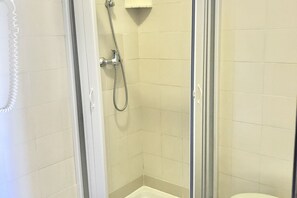 Shower, bidet, towels - Charming 19 sq m studio apartment.It features a fully equipped kitchenette, a double bed or two single beds, and a private bathroom with shower, bidet, and hairdryer. The apartment also boasts an outdoor space with a sea view, a patio or terrace, and a t (Stintino)