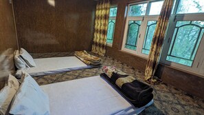 Room - Beautiful 4-bedroom house in Khaplu for a relaxing Local Homestay and getaway (Khaplu)