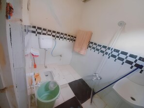 Bathroom - Beautiful 4-bedroom house in Khaplu for a relaxing Local Homestay and getaway (Khaplu)