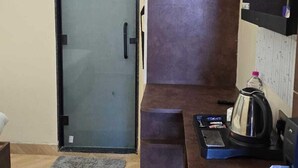 华丽客房 | 高档床上用品、迷你吧、办公桌、隔音