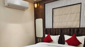 华丽客房 | 高档床上用品、迷你吧、办公桌、隔音