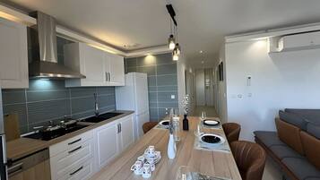 Een koelkast, een microgolfoven, een oven, een kookplaat