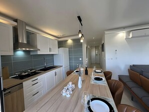 Kühlschrank, Mikrowelle, Ofen, Herdplatte