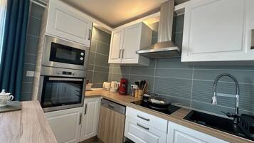 Een koelkast, een microgolfoven, een oven, een kookplaat