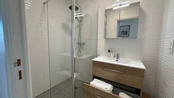 Dusch, hårtork och handdukar