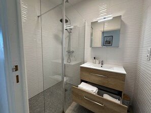 Dusche, Haartrockner, Handtücher