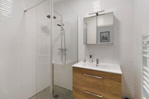 Shower, hair dryer, towels - Apartment 'Superbe T3 Brive' with Balcony, Wi-Fi and Air Conditioning (Brive-la-Gaillarde)