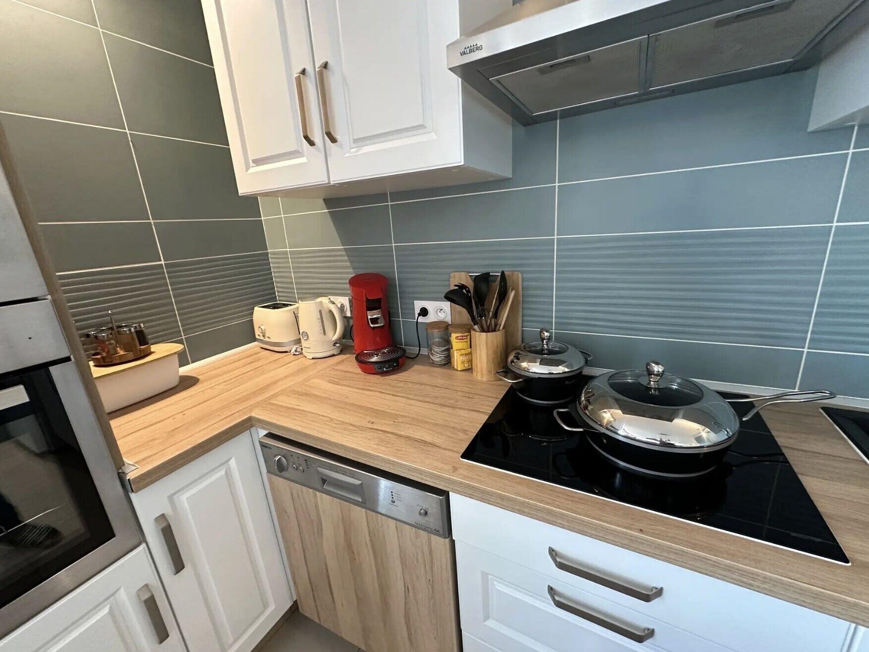 Een koelkast, een microgolfoven, een oven, een kookplaat