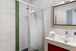 Douche, sèche-cheveux, serviettes fournies