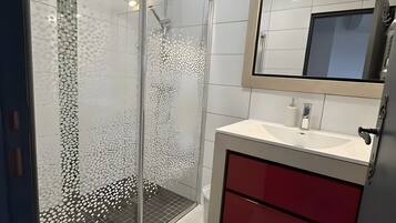 Dusch, hårtork och handdukar