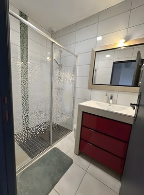 Douche, sèche-cheveux, serviettes fournies