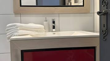 Regadera, secadora de cabello, toallas