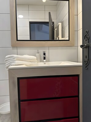 Shower, hair dryer, towels - Apartment 'Bel Appartement Perrière' with Balcony, Wi-Fi and Air Conditioning (Brive-la-Gaillarde)