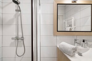 Shower, hair dryer, towels - Apartment 'Bel Appartement Perrière' with Balcony, Wi-Fi and Air Conditioning (Brive-la-Gaillarde)