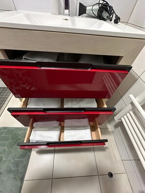 Ducha, secador de pelo y toallas