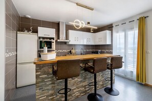 Réfrigérateur, micro-ondes, four, plaque de cuisson