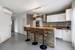 Fridge, microwave, oven, stovetop - Apartment 'Bel Appartement Perrière' with Balcony, Wi-Fi and Air Conditioning (Brive-la-Gaillarde)