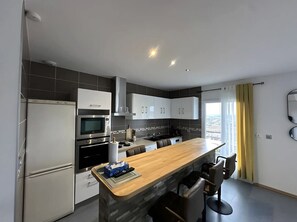 Frigorífico, microondas, horno y placa de cocina