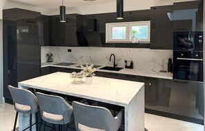 Coffee/tea maker, fridge, microwave, oven - 4 bedroom luxurious home in Raslina (Raslina)