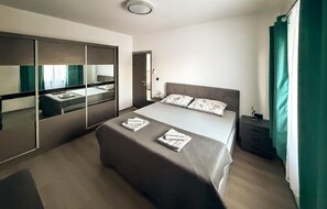 4 bedrooms, in-room safe, free WiFi - 4 bedroom luxurious home in Raslina (Raslina)