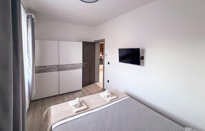 4 bedrooms, in-room safe, free WiFi - 4 bedroom gorgeous home in Raslina (Raslina)