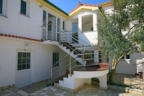 Exterior - Seaside Apartment with Terrace for 4 (Stara Novalja)