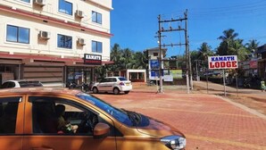 Tempat letak kenderaan sendiri percuma 