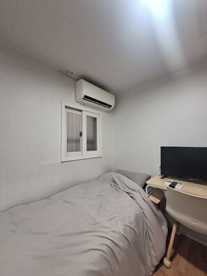 Desk, free WiFi - huesik residence (Seoul)