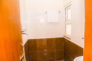 Regadera, tina de hidromasaje, secadora de cabello, bidet 