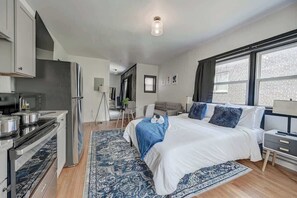 Tabla de planchar con plancha, wifi y ropa de cama 