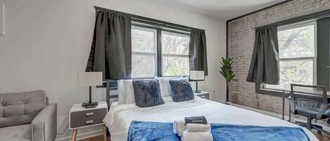 Tabla de planchar con plancha, wifi y ropa de cama